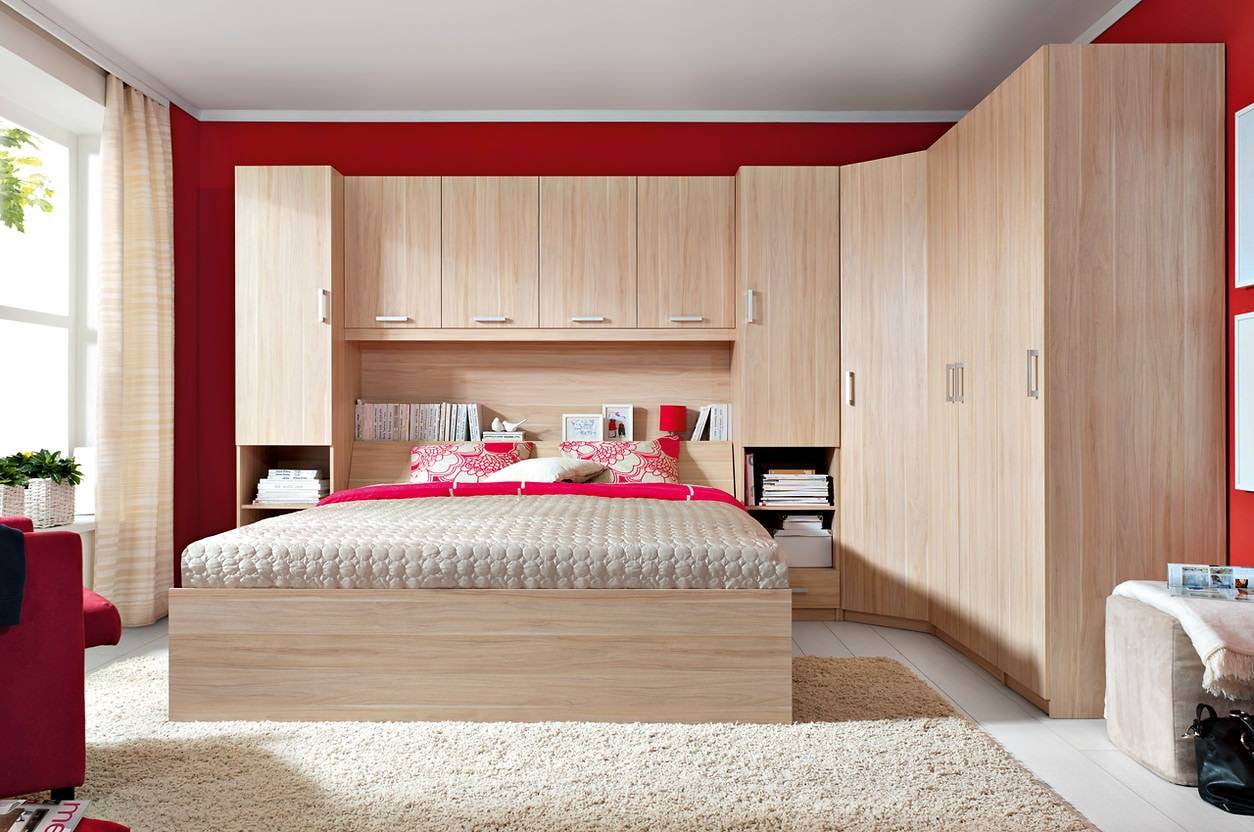 Спальный гарнитур с навесными шкафами над кроватью