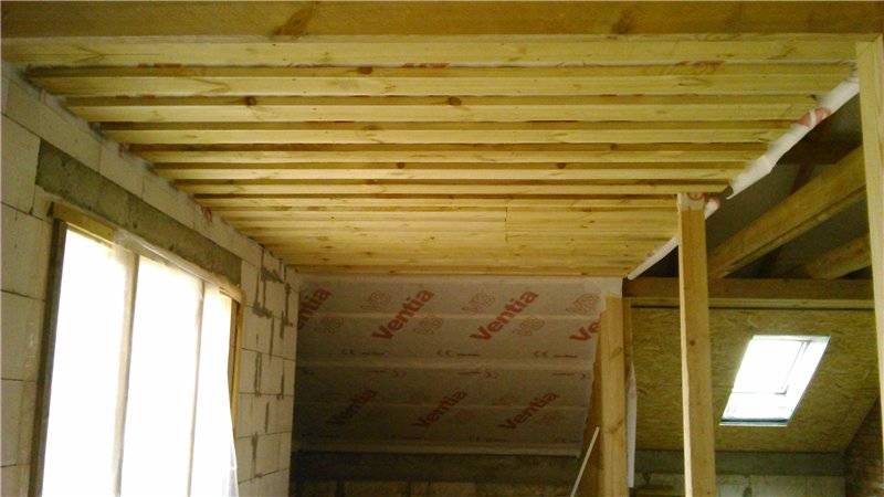 Подшивка чернового потолка по деревянным балкам в частном доме – stroim24.info