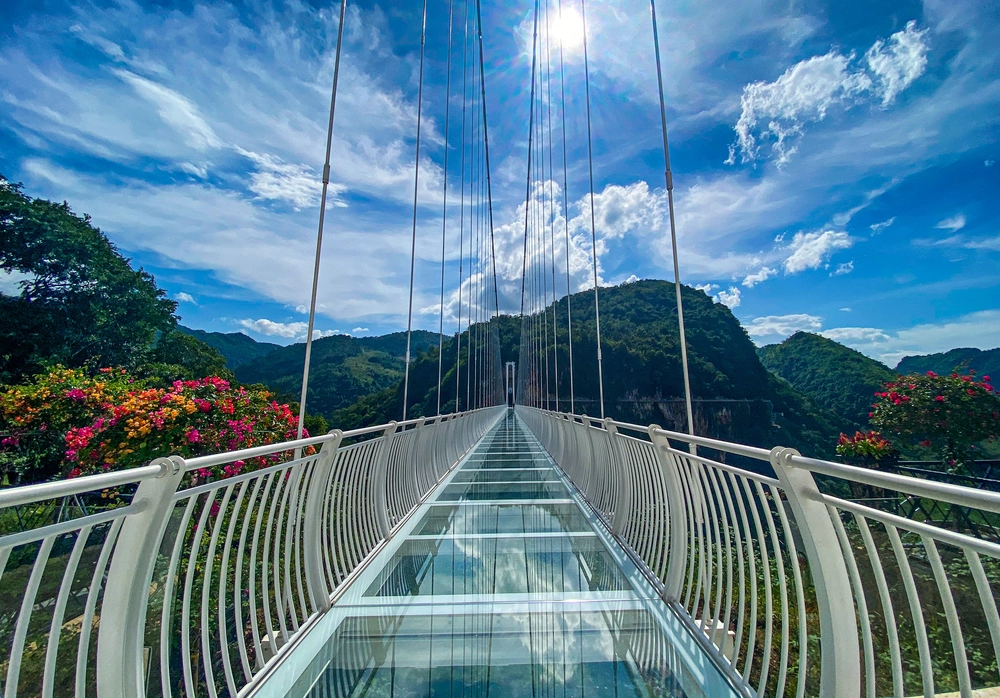 Стеклянный мост в Абхазии. Стеклянный мост Абхазия Рица. Стеклянный мост Янцзы. Остров Хайнань стеклянный мост. Стеклянный мост тайланд