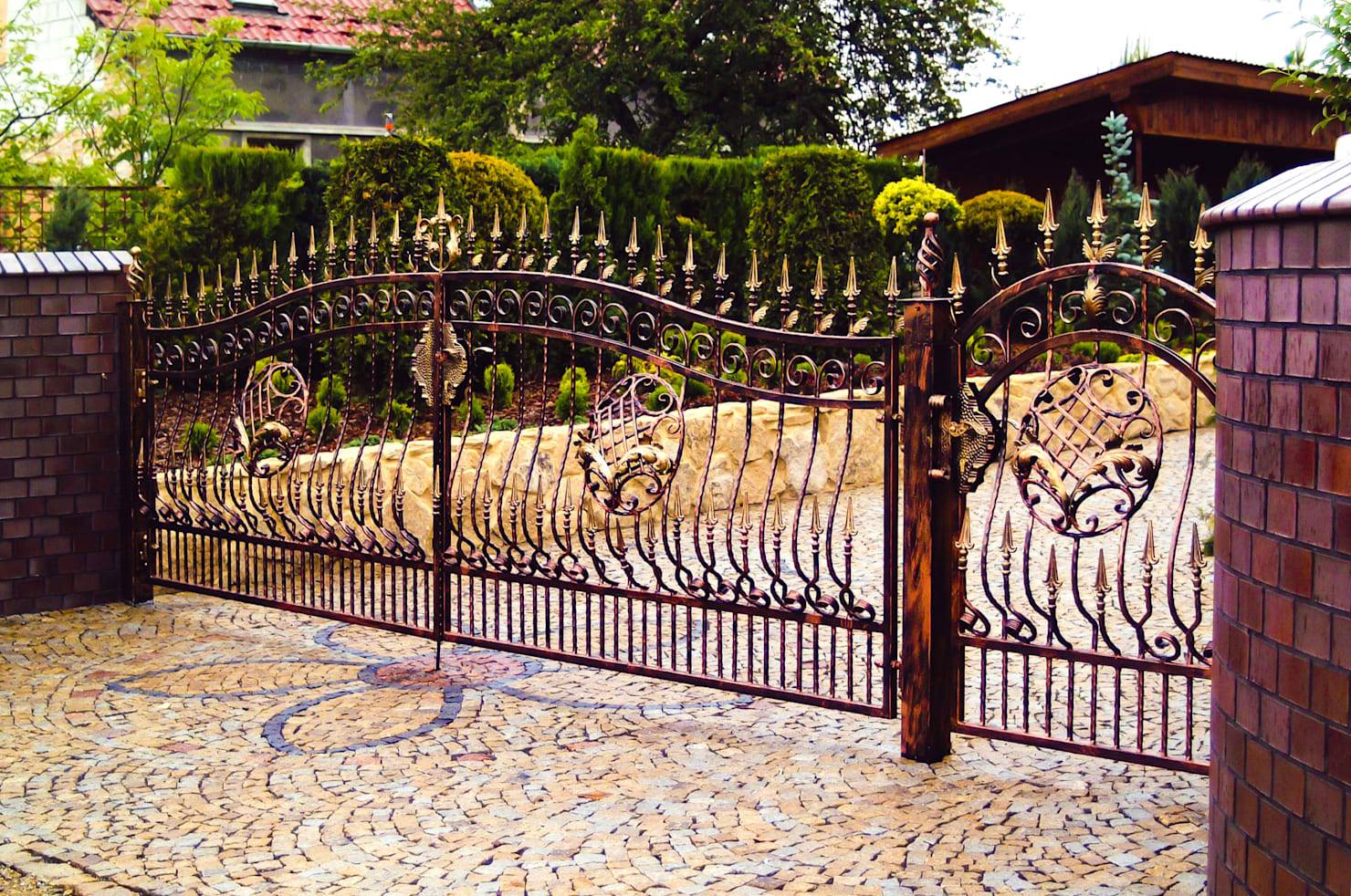 Сделать забор ключ цены. Красивый забор. Красивые кованые заборы. Красивый Железный забор. Шикарные кованые заборы.