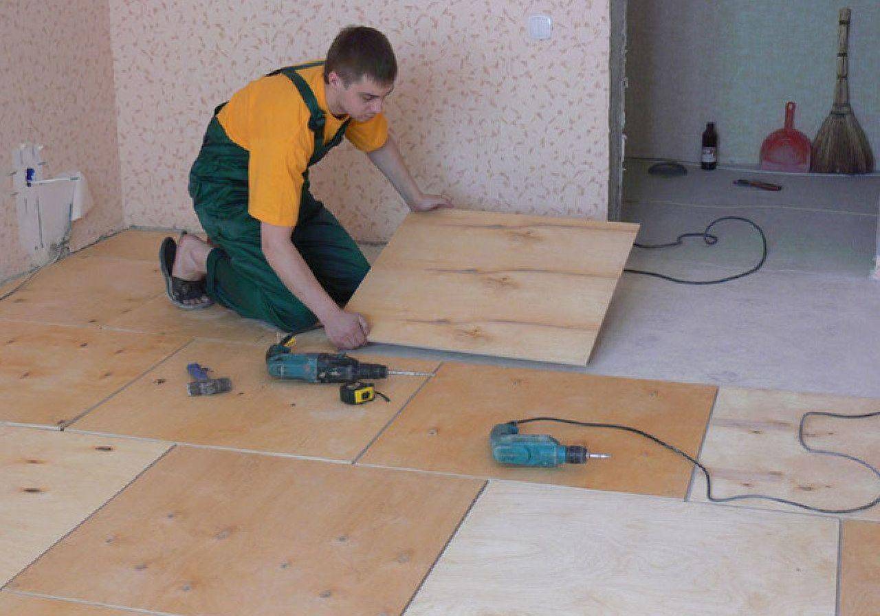 Как выровнять пол фанерой: какую взять толщину листа для деревянного и бетонного покрытия под ламинат, можно ли это сделать своими руками?
