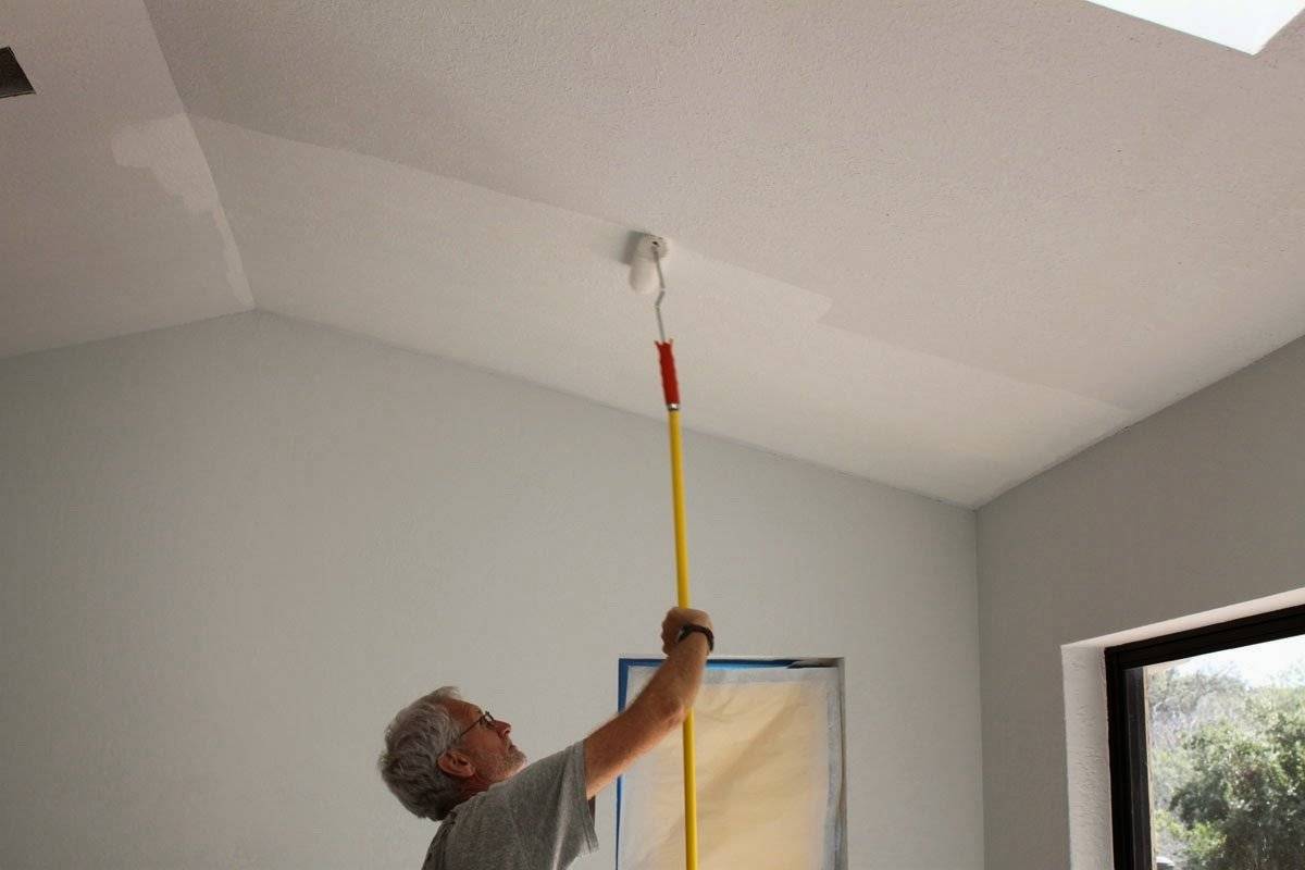 Покраска потолка: как покрасить валиком и хитрости на видео