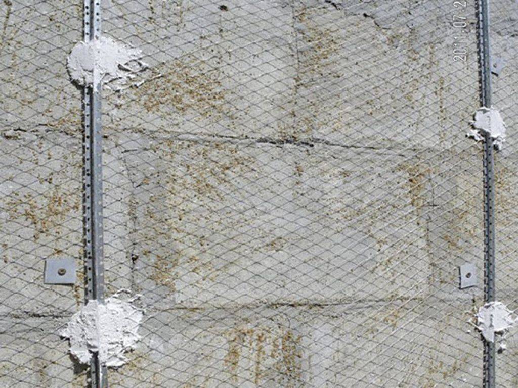 Сетка для штукатурки стен: когда применяется армирование металлической, пластиковой или стеклопластиковой сеткой, какая нужна под фасад, обои или на оштукатуренные стены
