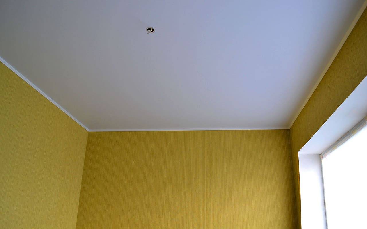 Матовый натяжной потолок м110