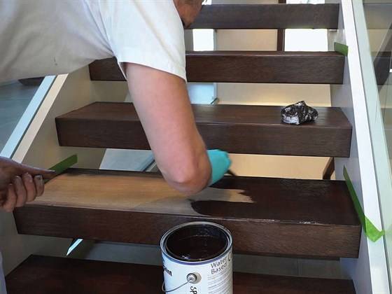 Покраска деревянной лестницы из сосны своими руками