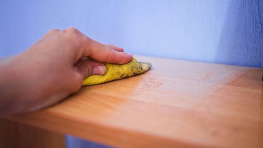 Как убрать царапины с мебели: основные способы
