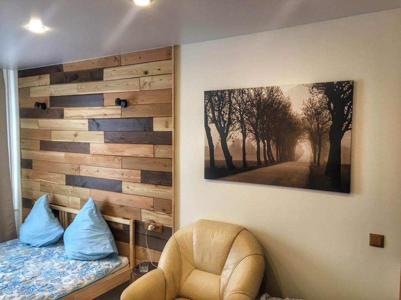 Ламинат на стене в гостиной: 60 фото идей отделки стен в интерьере