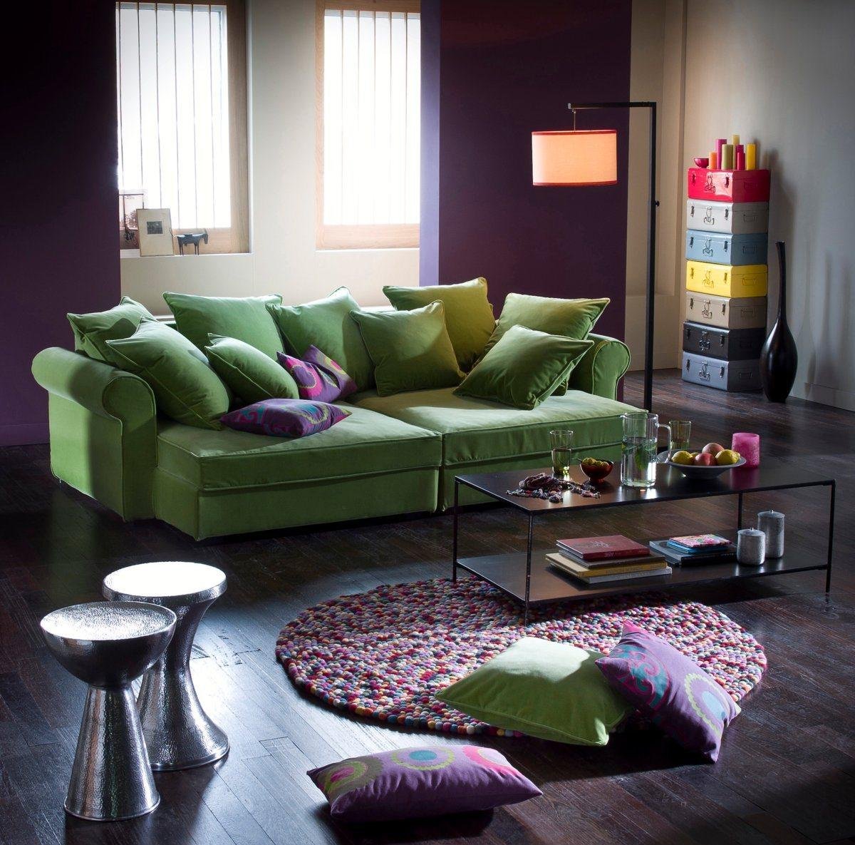 баклажановый диван в интерьере