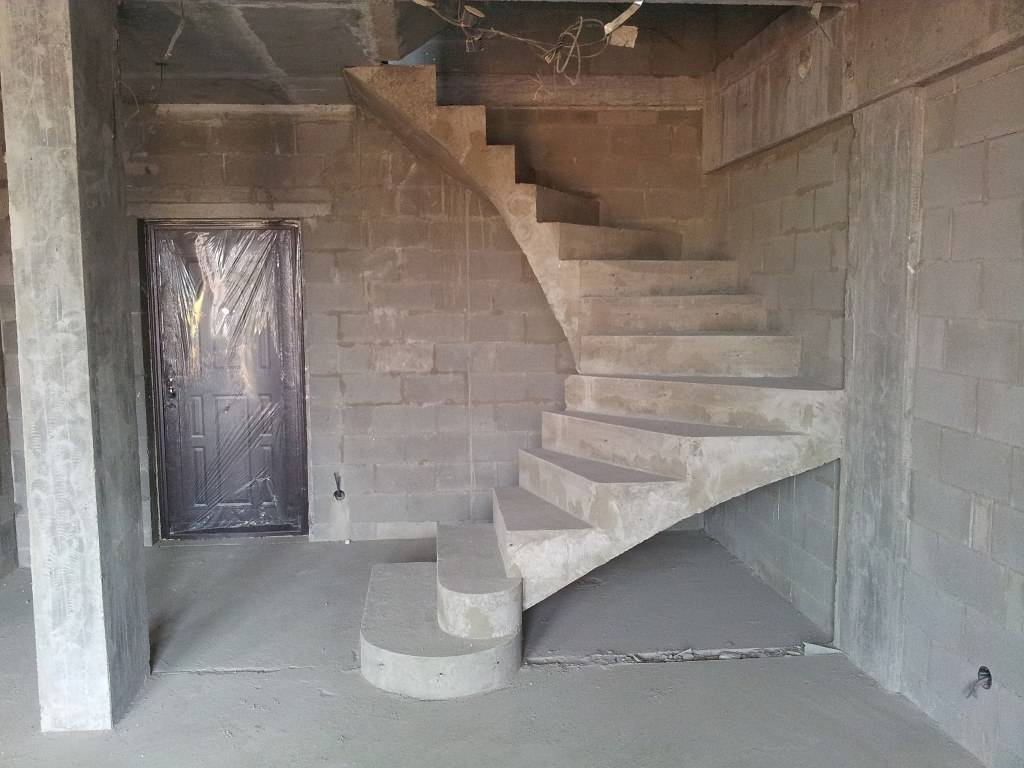 Почему бетонные лестницы часто устанавливают на второй этаж