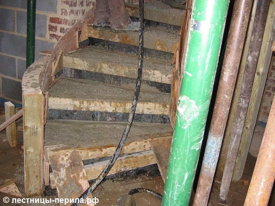Нужен ли фундамент под лестницу на второй этаж в доме