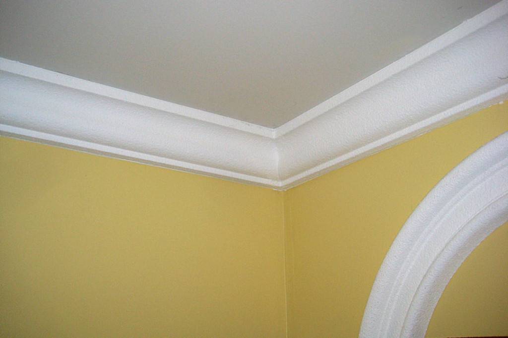 Потолочный плинтус для натяжного потолка: какие виды материала использовать и какой клей подойдет, как правильно приклеить, тонкости и нюансы, примеры на фото