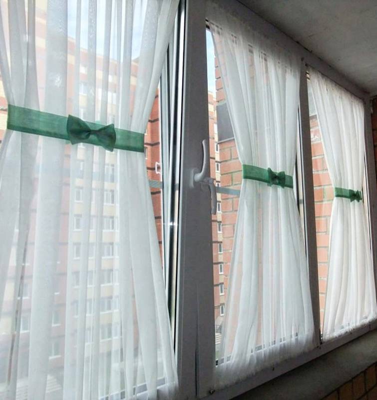 На что повесить шторы на балконе без карниза своими руками