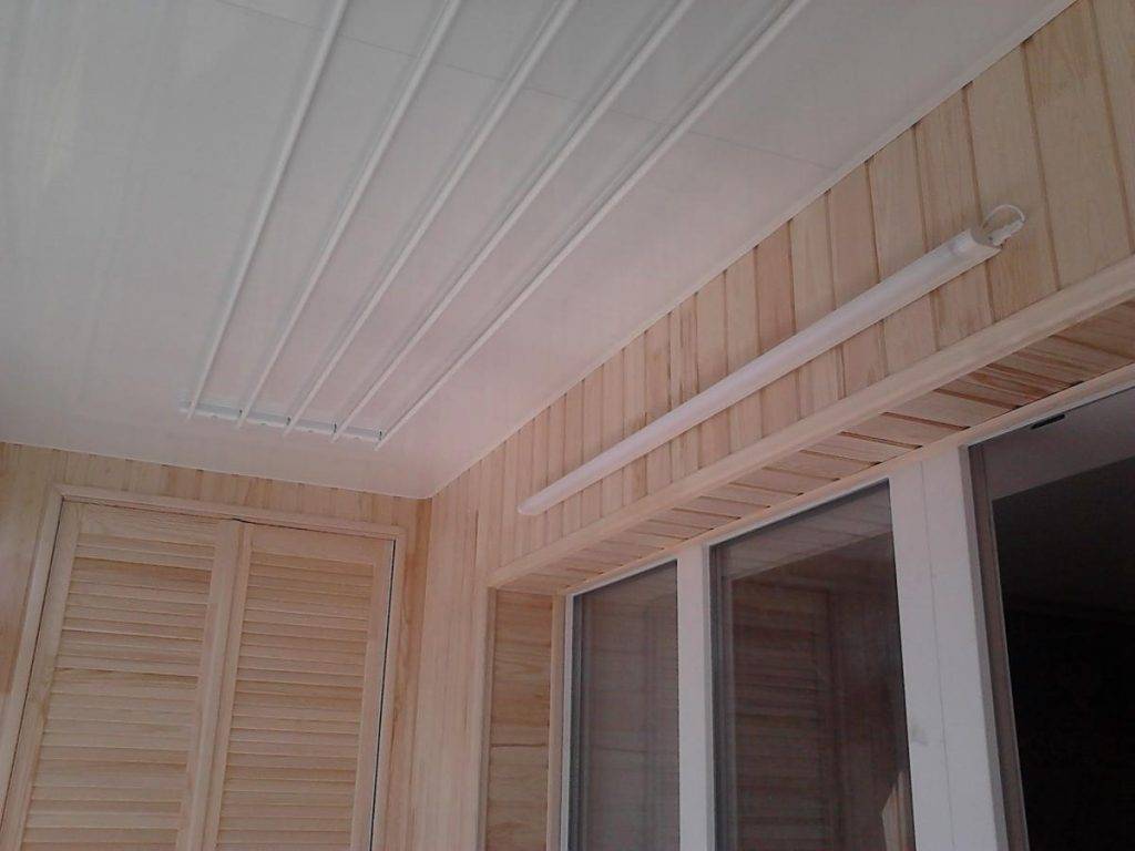 Отделка балкона пластиковыми панелями пвх – пошаговая инструкция. обшиваем балкон пластиком
