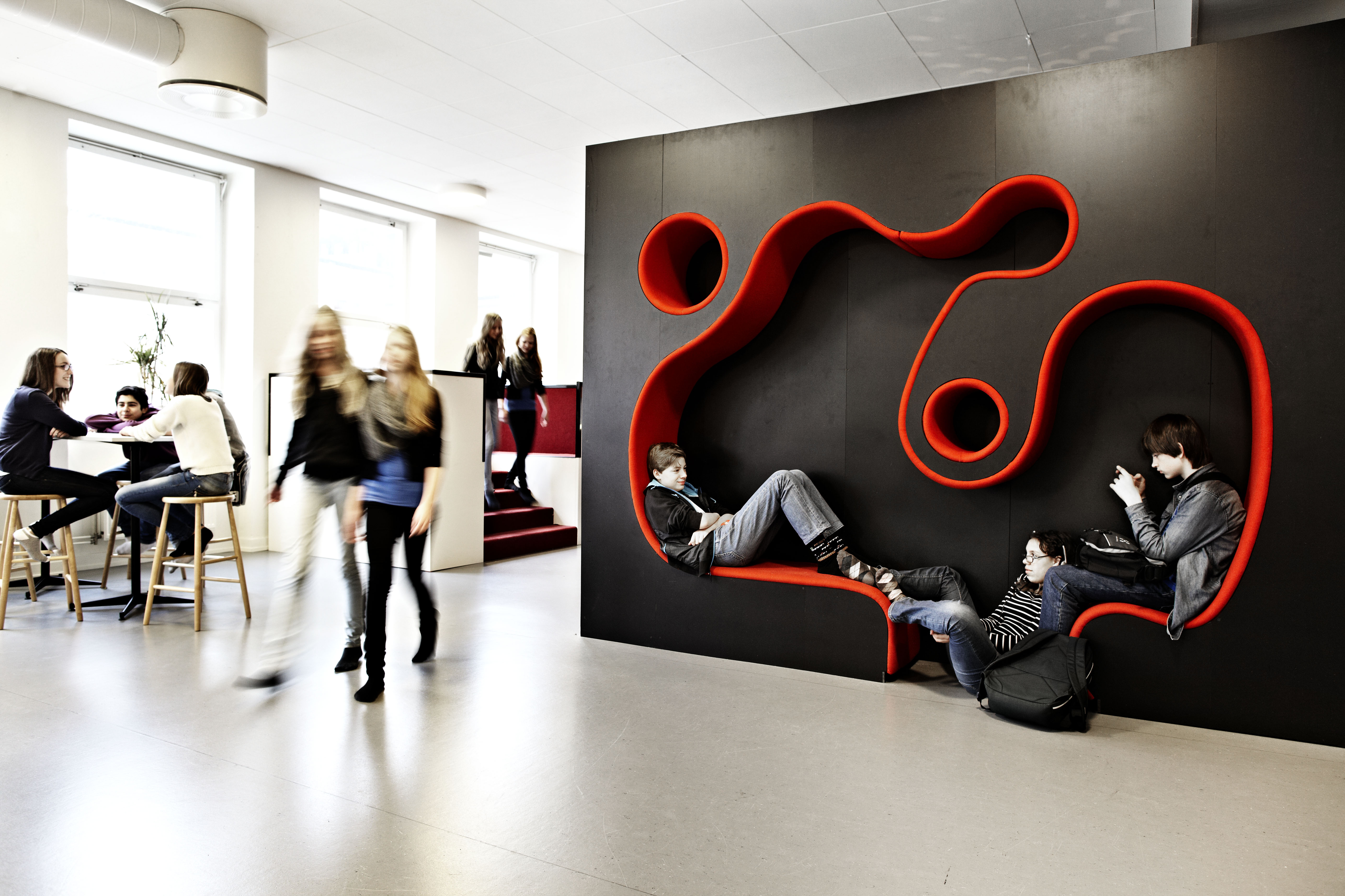 Воспитывающее пространство. Школа Vittra Södermalm в Швеции. Современные арт объекты. Креативное пространство. Креативный интерьер.