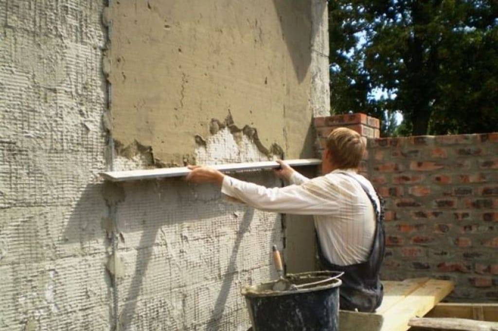 Как оштукатурить кирпичную стену своими руками: технология работ