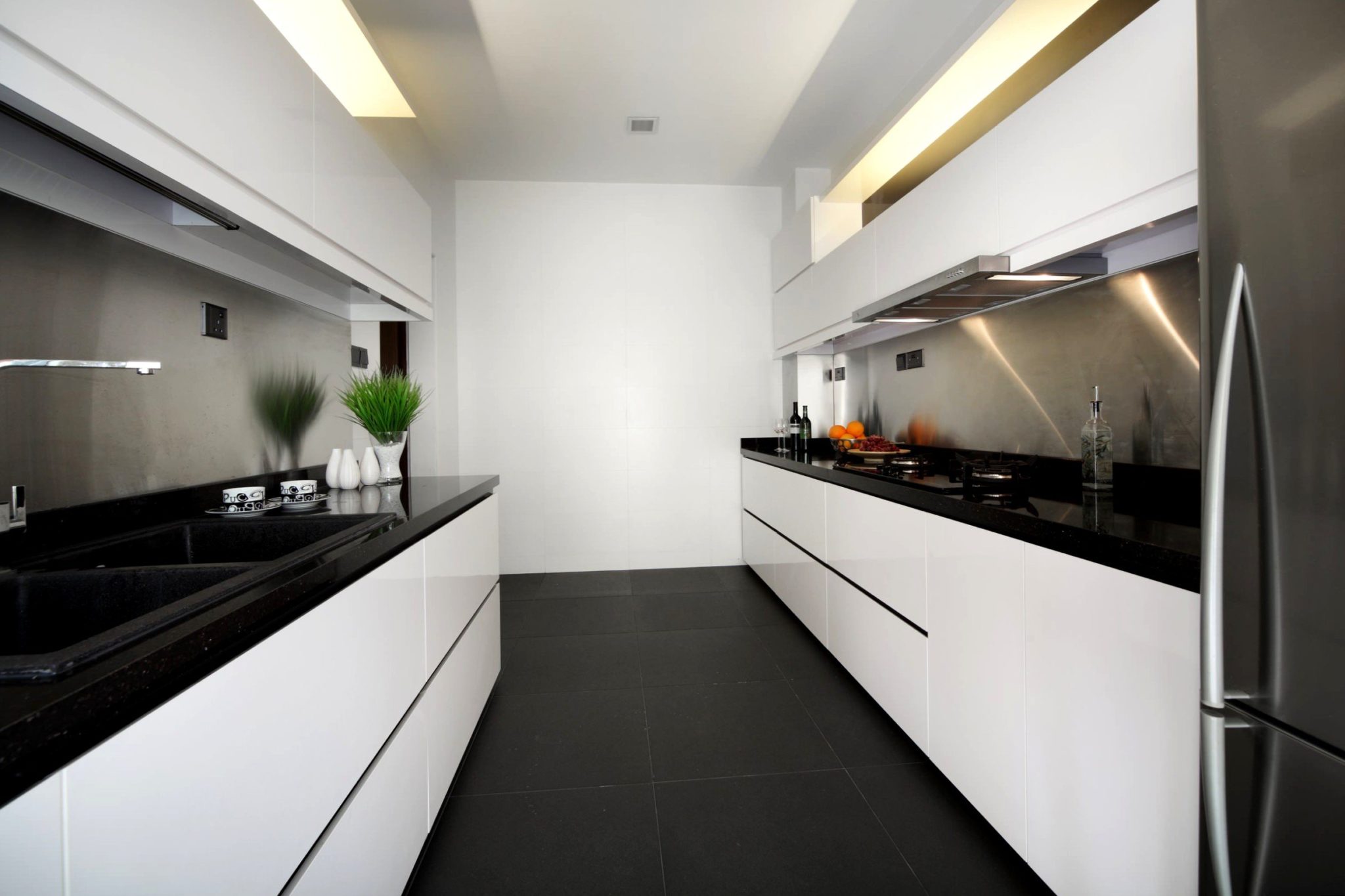 белая кухня с черной столешницей и черной плиткой