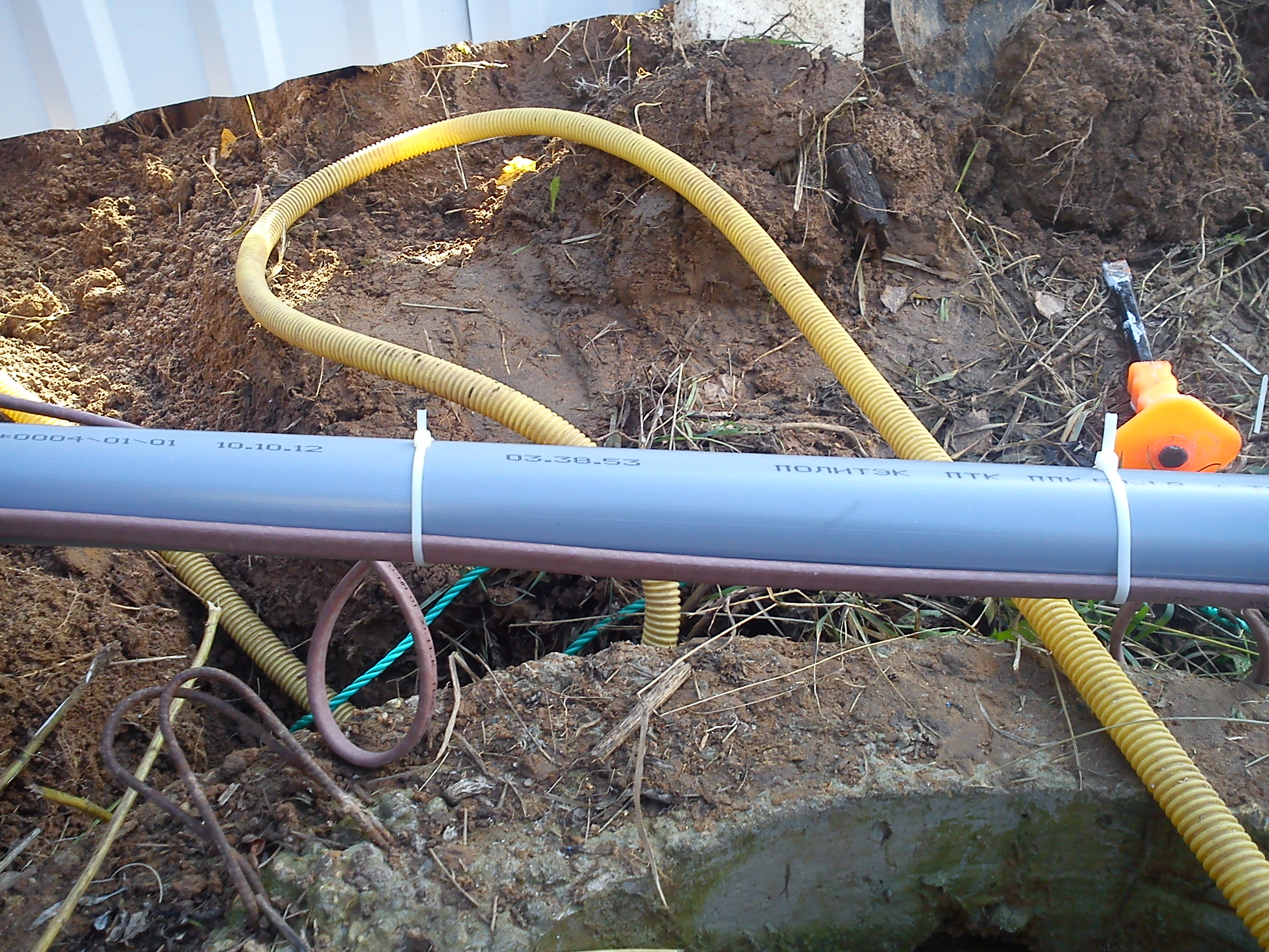 Монтаж греющего кабеля для обогрева труб внутри и снаружи.