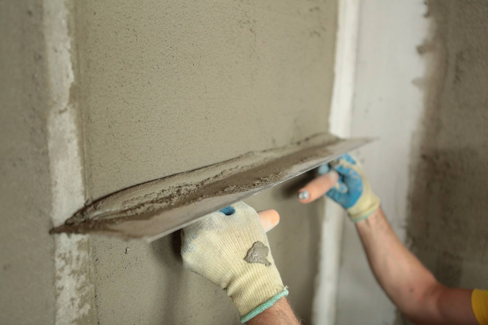 Сколько сохнет штукатурка на стенах в помещении или на улице: как быстрее высушить цементную, гипсовую или известковую смесь после нанесения