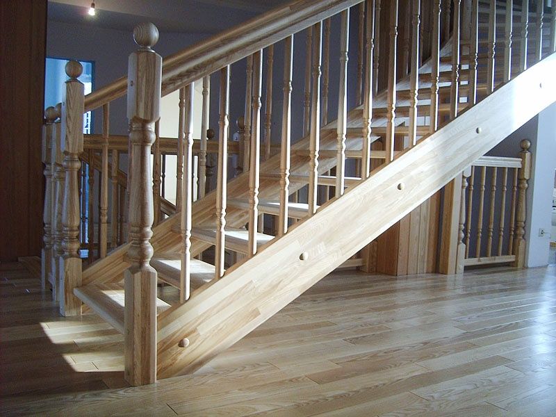 Как закрепить ступени на деревянной лестнице? - о нюансах в строительных работах