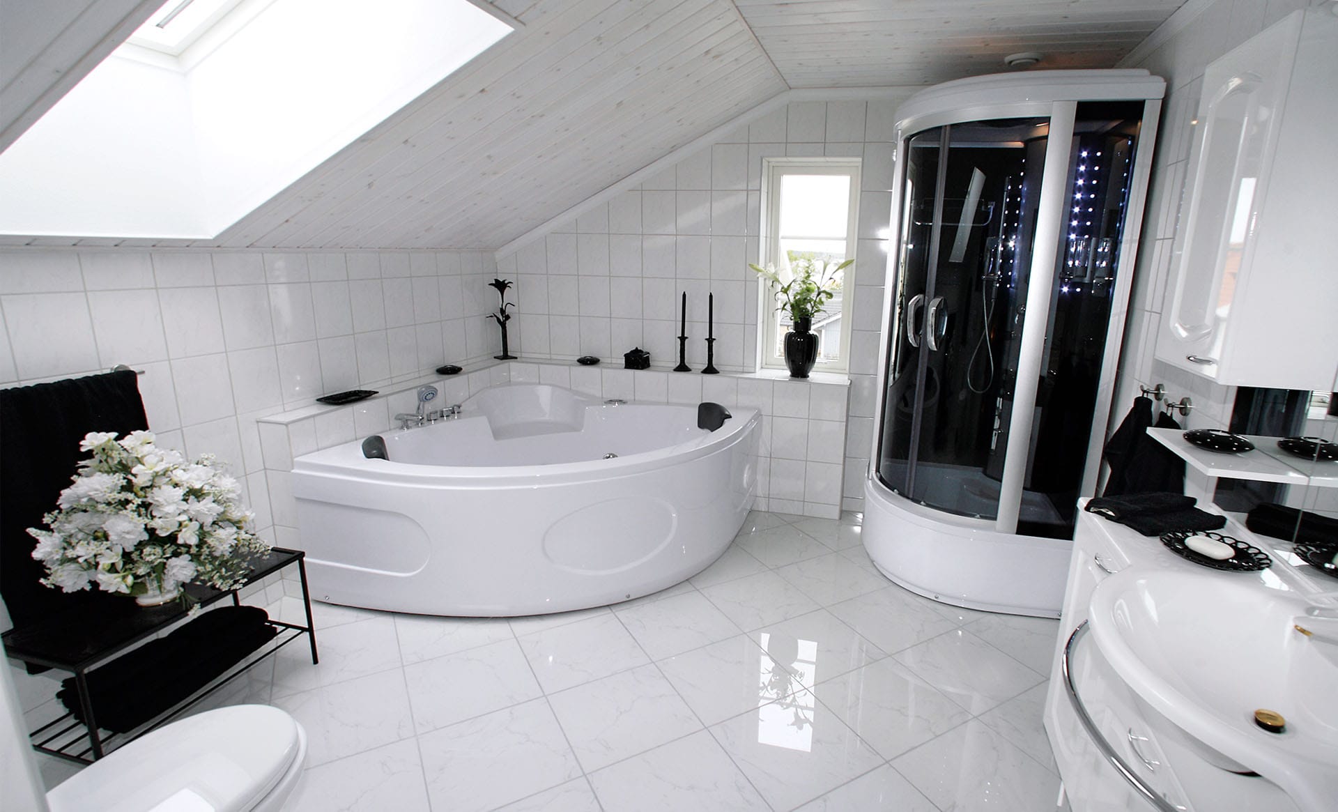 Ванная черная угловая. Шикарная ванная комната. Огромная ванная комната. Комната с джакузи. Ванная в частном доме с джакузи и душевой.