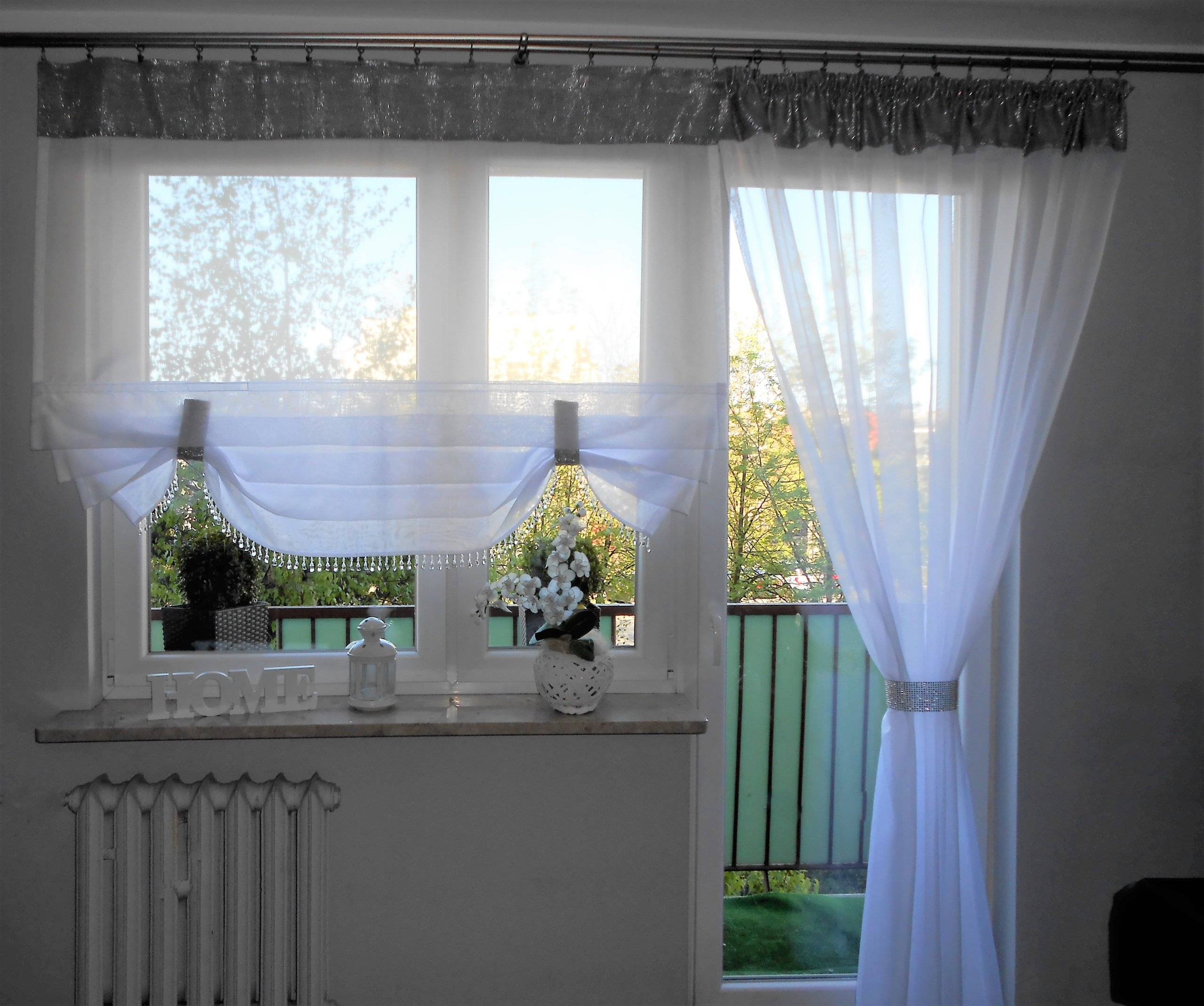 Тюль в зал с балконной дверью: фото примеров