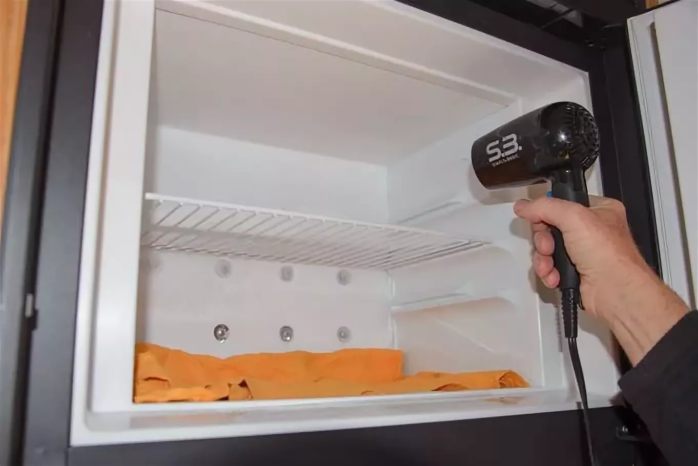 Нужно размораживать холодильник no frost. Разморозка холодильника Бирюса 1 камерный. Холодильник камера. Разморозить холодильник. Разморозка морозильной камеры.