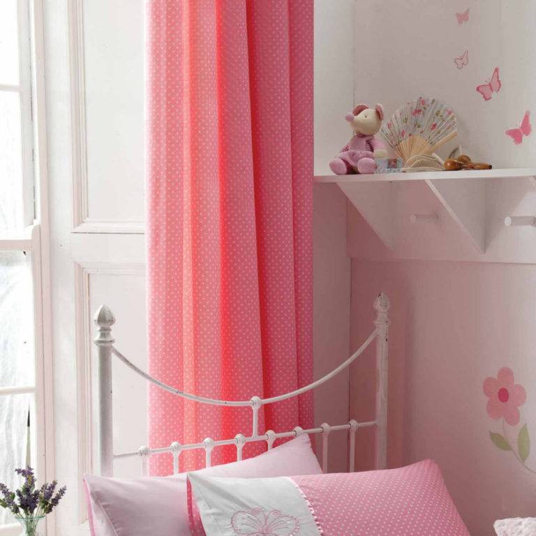 Розовые шторы в интерьере: фото с идеями в спальню, детскую, гостиную