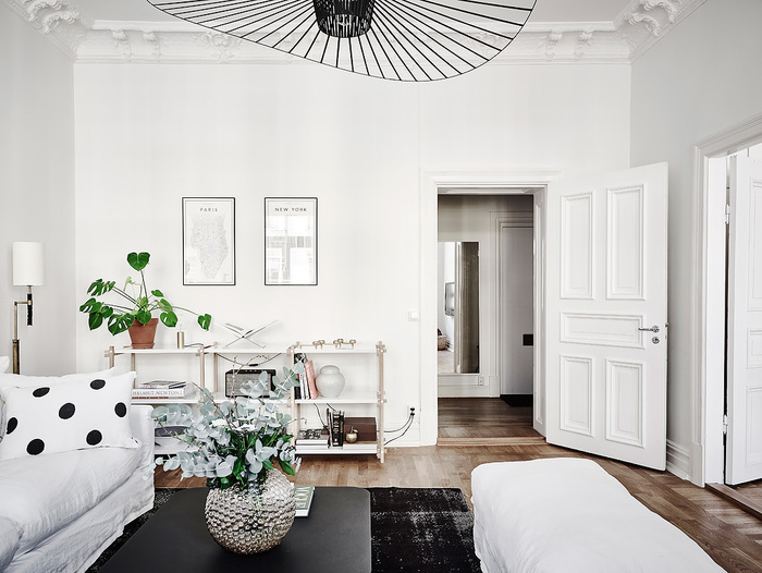Белые межкомнатные двери в интерьере квартиры - современные и классические варианты