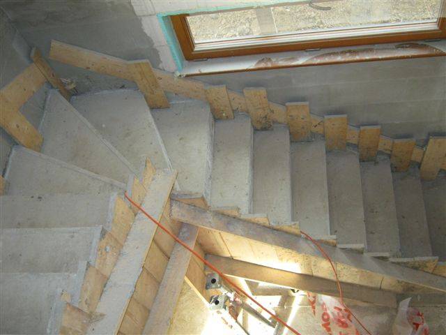 Бетонная лестница на второй этаж в частном доме: пример + фото