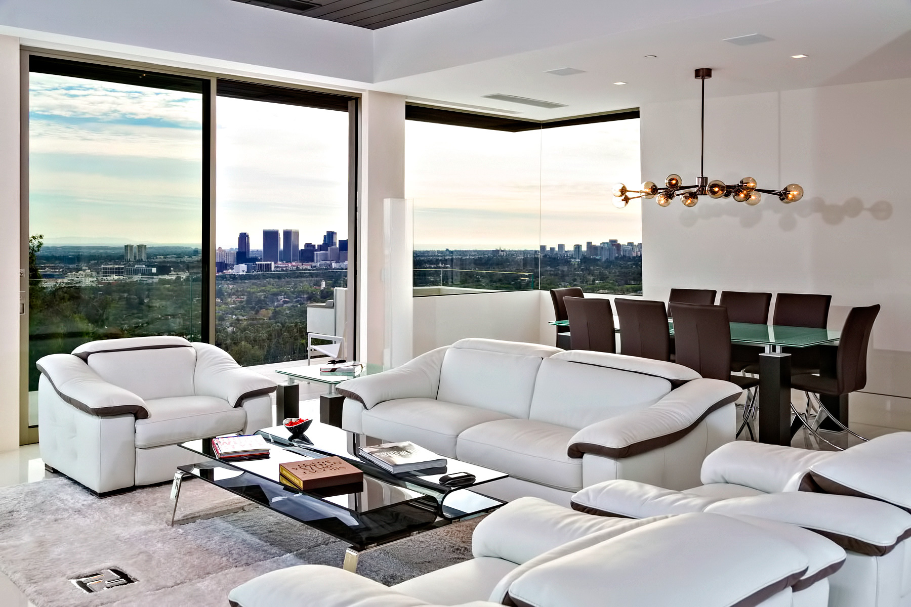 Внедрение sunset strip residence в лос-анджелесе с обширными видами города | дизайн 2023