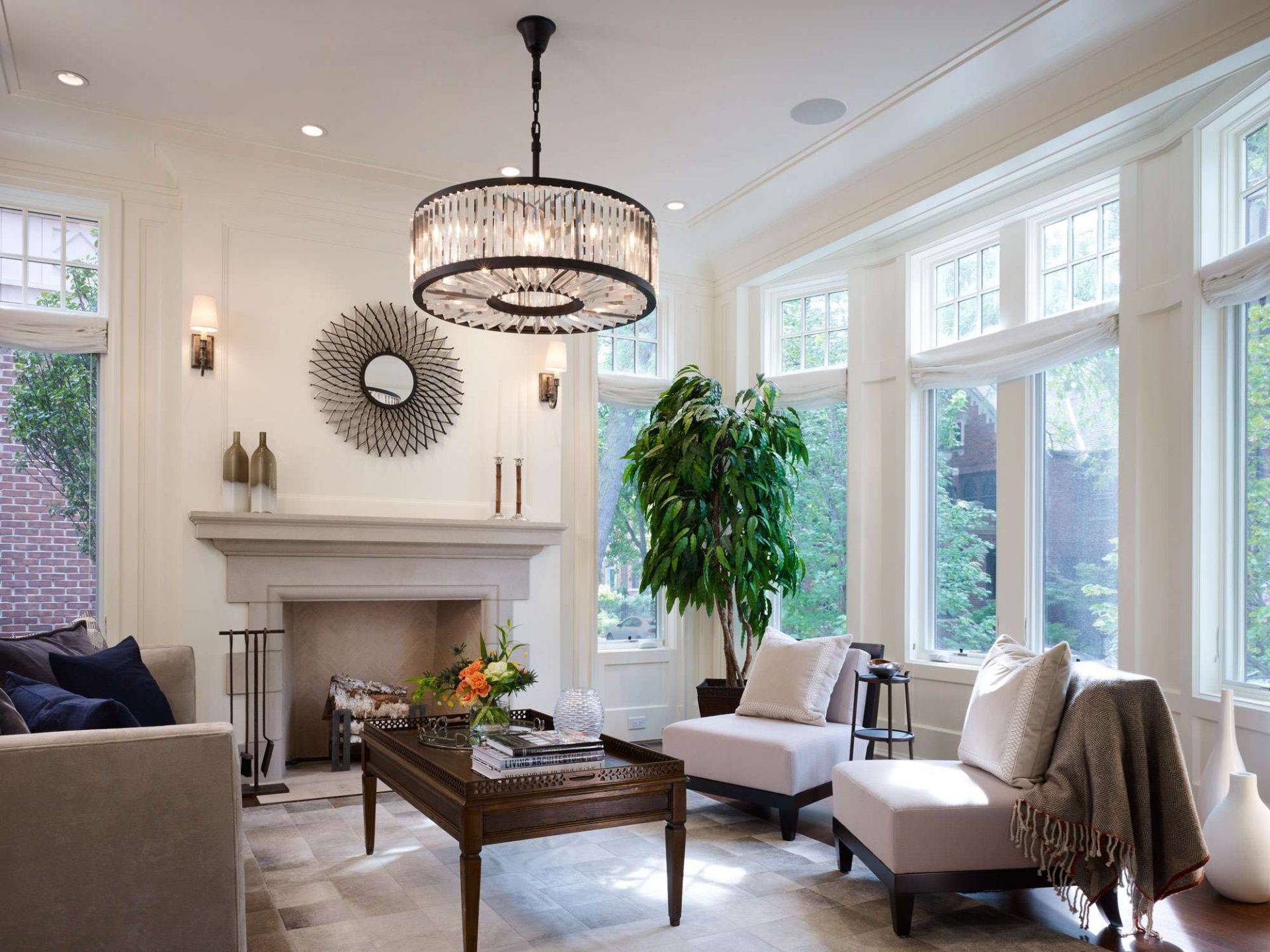 Освещение в гостиной с натяжным потолком или в зале: как расположить точечные светильники с люстрой, дизайн в современном стиле