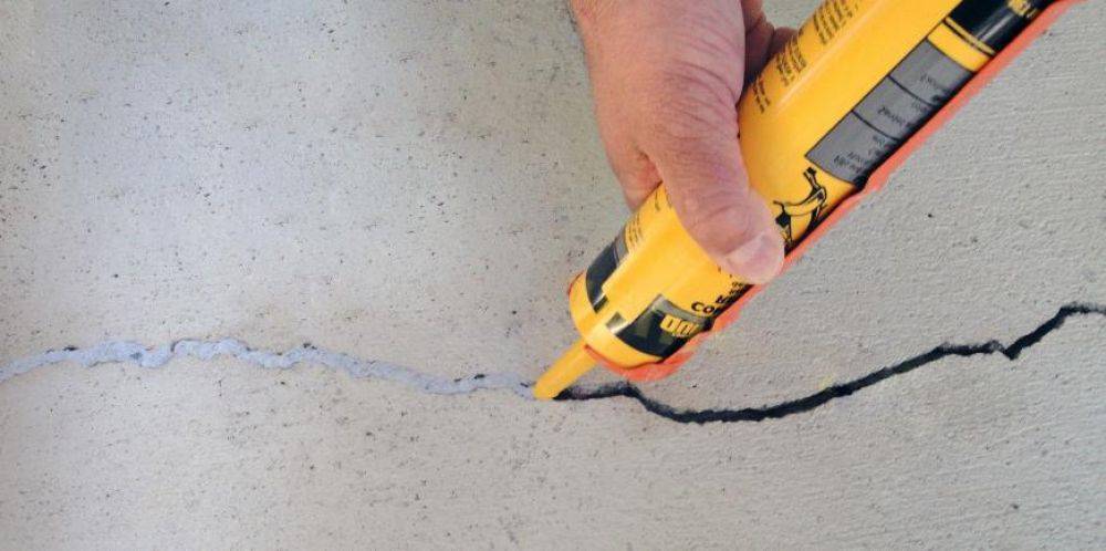 Как заделывать трещины в стене: чем правильно замазывать внутри кирпичного, панельного, бетонного или нового дома, как устранить большую трещину, куда обращаться и можно ли убрать усадочные трещины