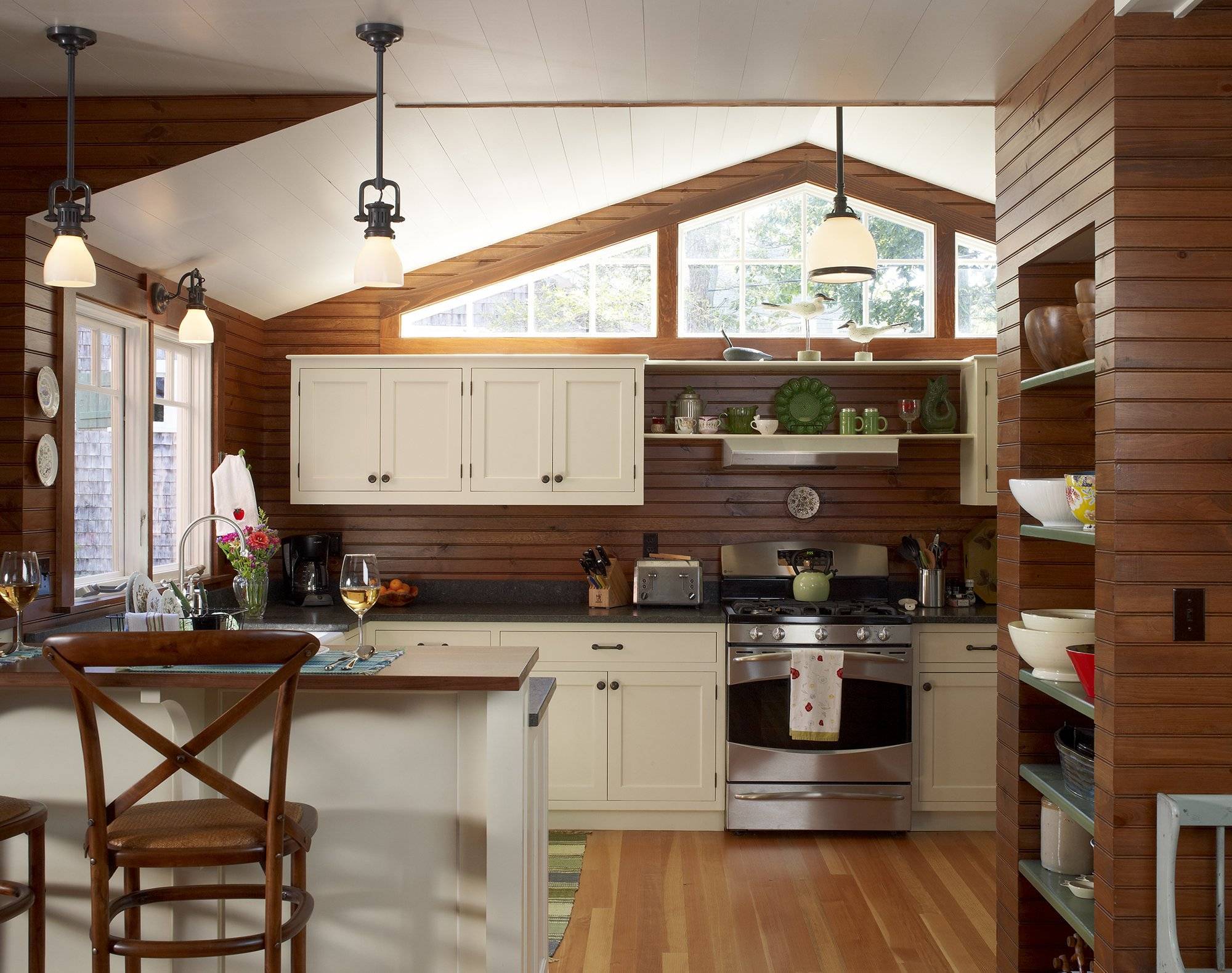 маленькая кухня в деревянном доме фото