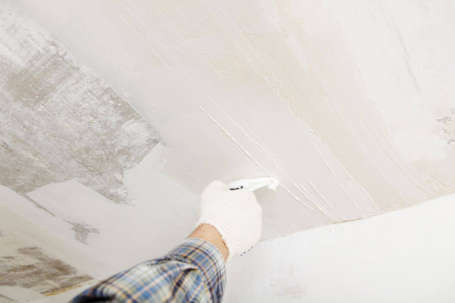 Как зашпаклевать потолок под покраску без пыли своими руками, видео