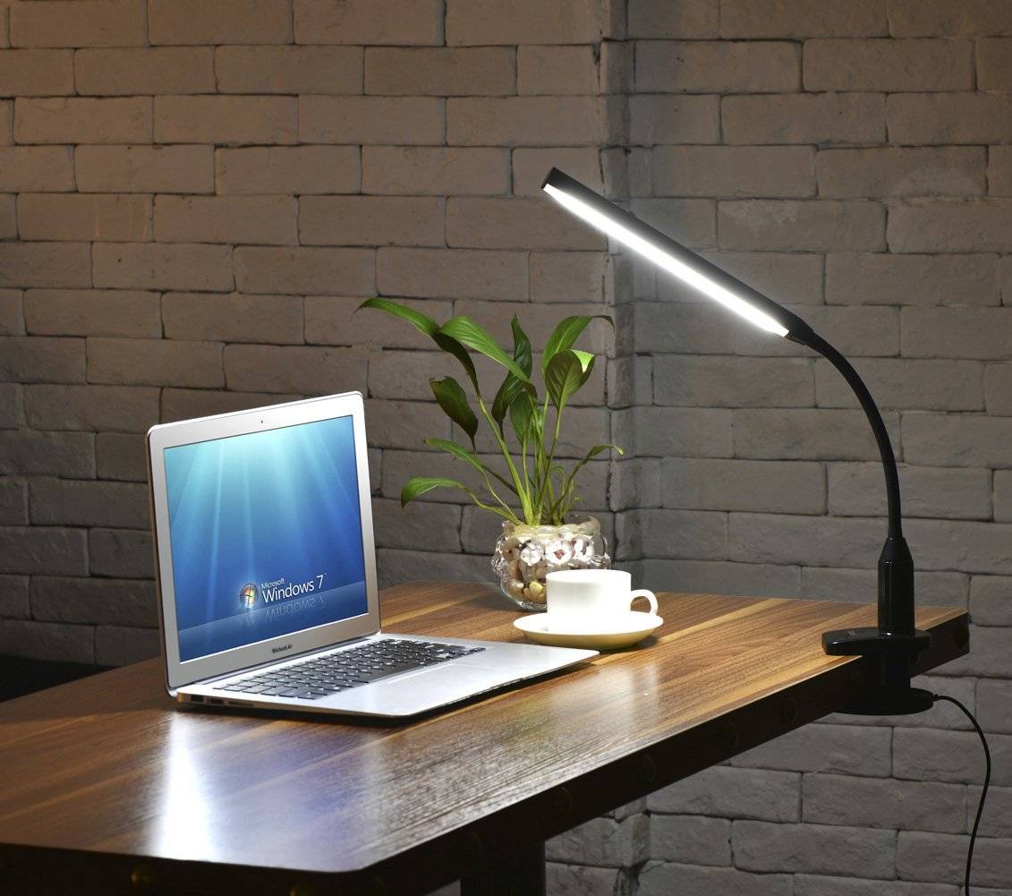 Lampa для windows. Освещение компьютерного стола. Лампа для компьютерного стола. Светильник для компьютерного стола. Светильник над рабочим столом.