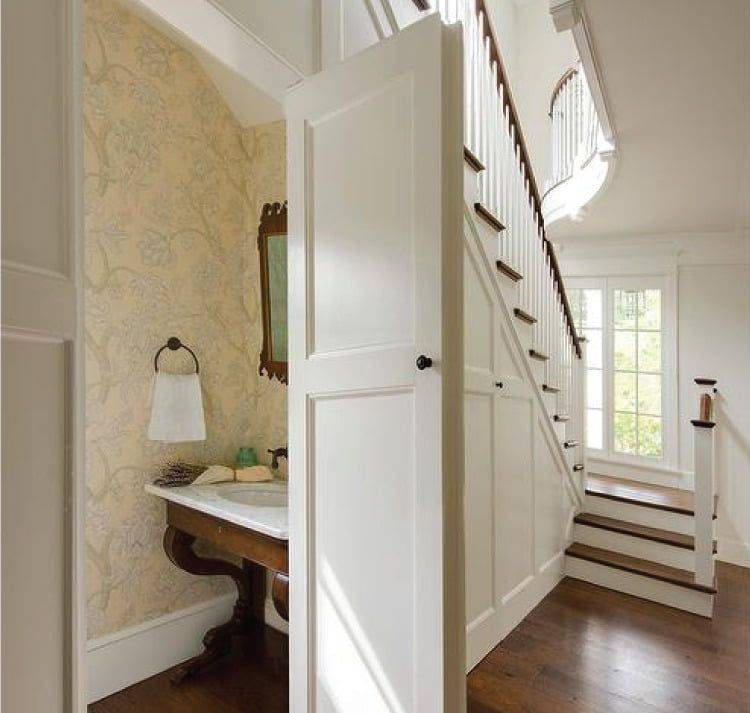 Туалет второго этажа. Ванная под лестницей. Туалет под лестницей в частном доме. Ванная комната под лестницей. Санузел под лестницей.