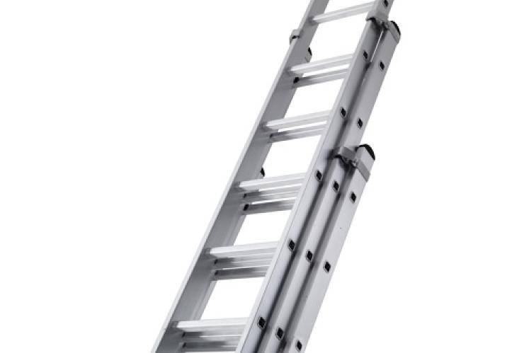 Алюминиевая 3-х секционная универсальная раскладная лестница: особенности конструкции