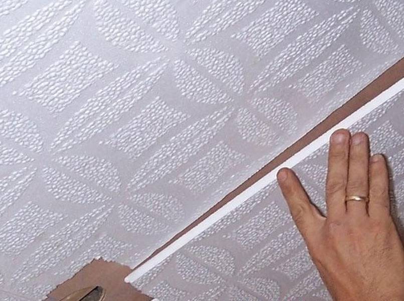 Поклейка стеклохолста на потолок под покраску