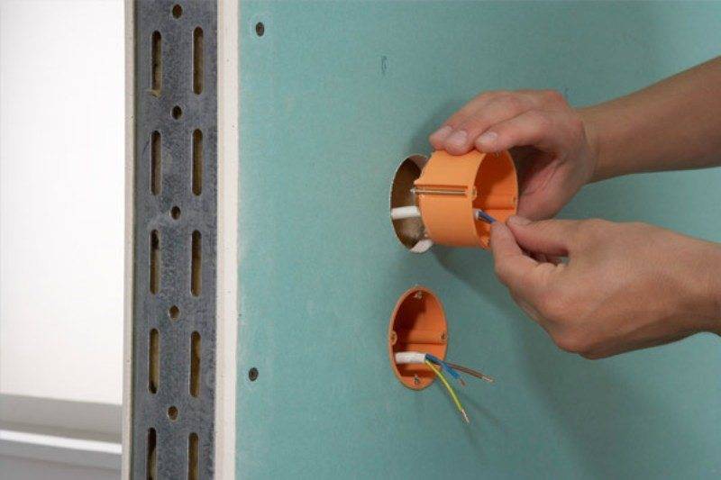 Установка розеток и выключателей в гипсокартон: как сделать отверстие и закрепить коробку своими руками (видео)