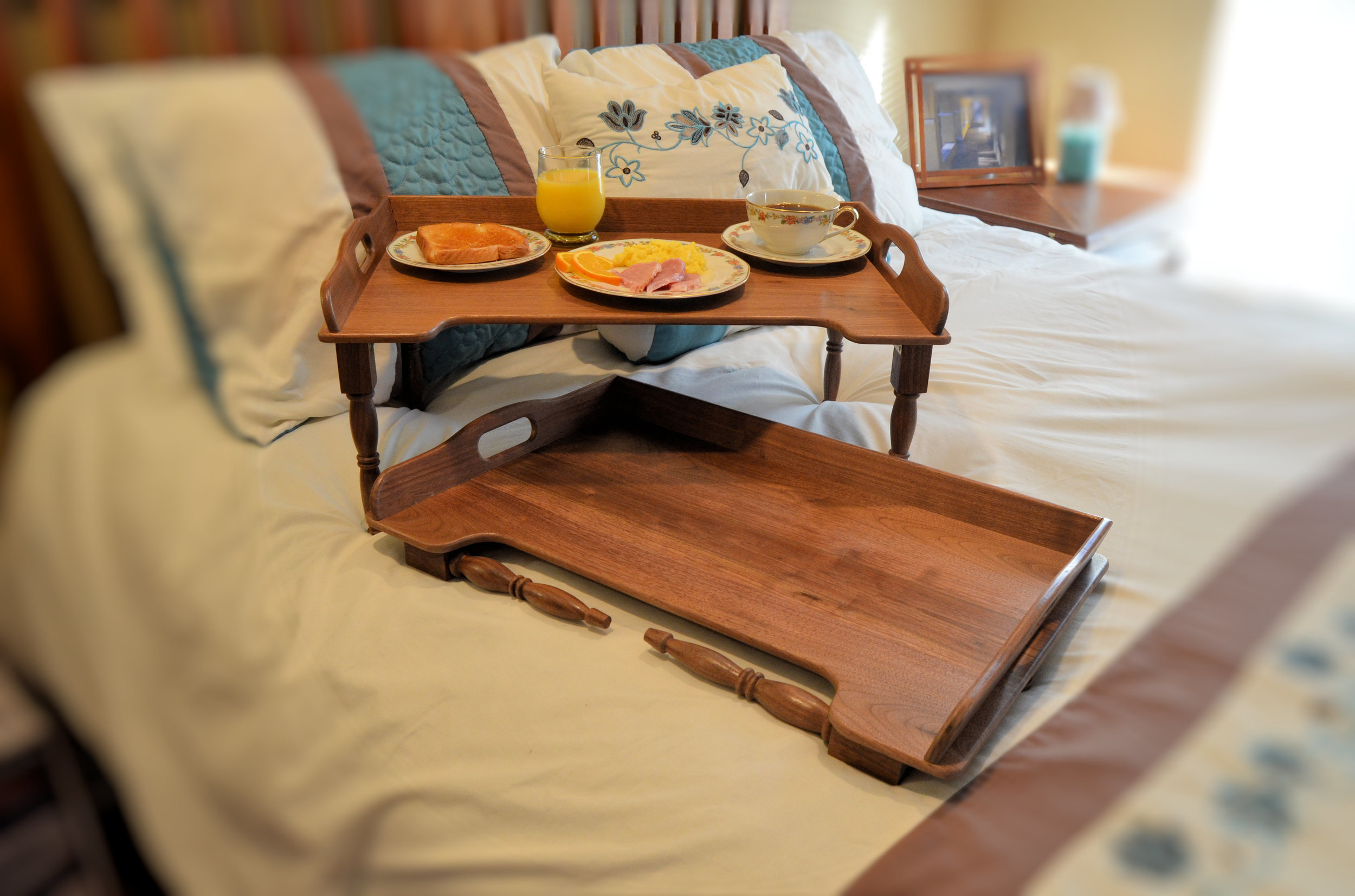 Кроватный столик для завтрака в постель
