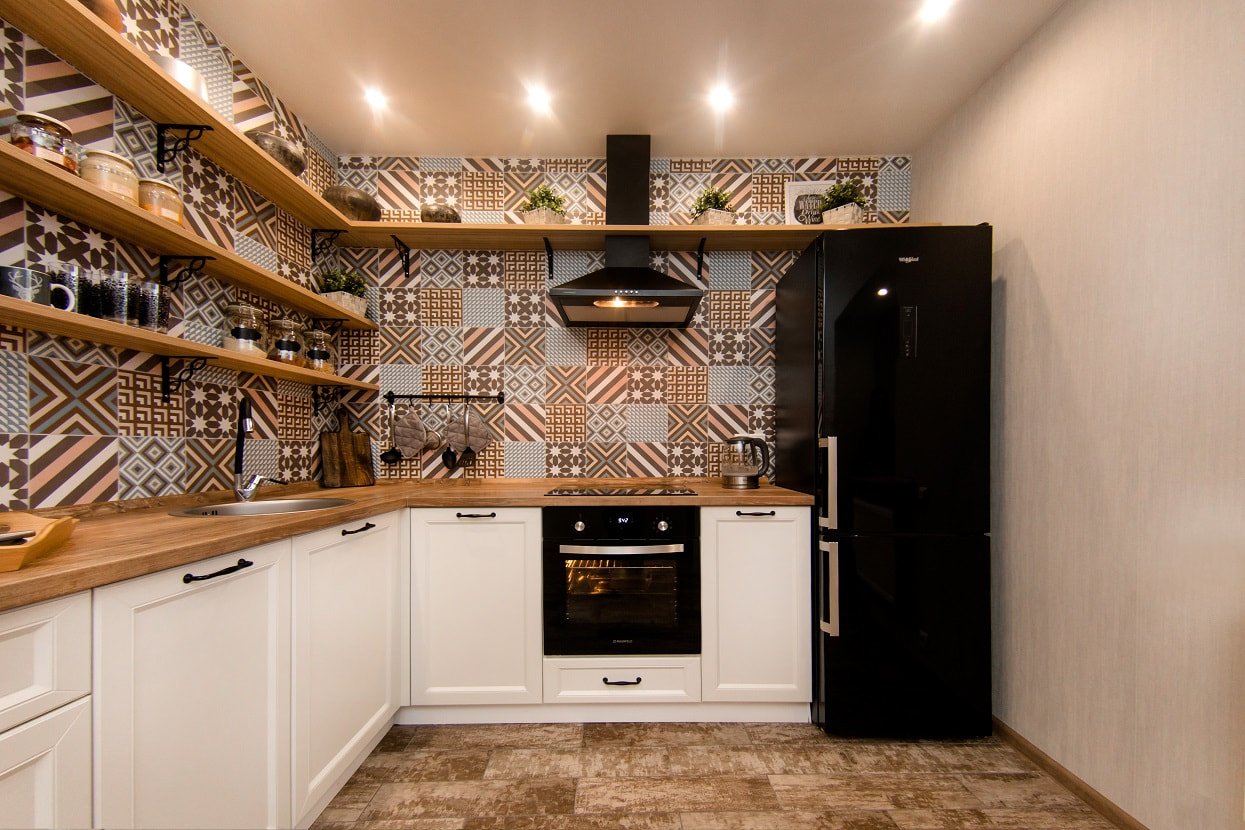 Дизайн кухни без верхних шкафов: интерьер кухни с вытяжкой
