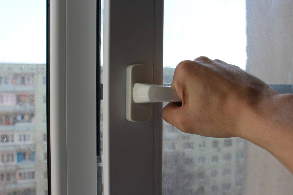 Не закрывается пластиковое окно - что делать, если отошел нижний и верхний угол, как закрыть из откидного положения