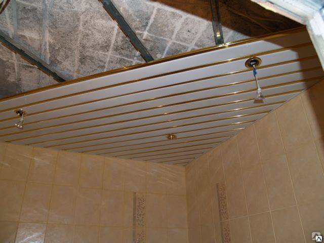 Реечный потолок для ванной из пластика и металлических элементов своими руками