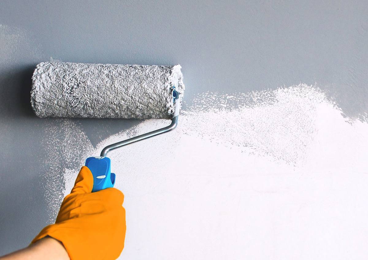 Как правильно белить потолок водоэмульсионной краской?