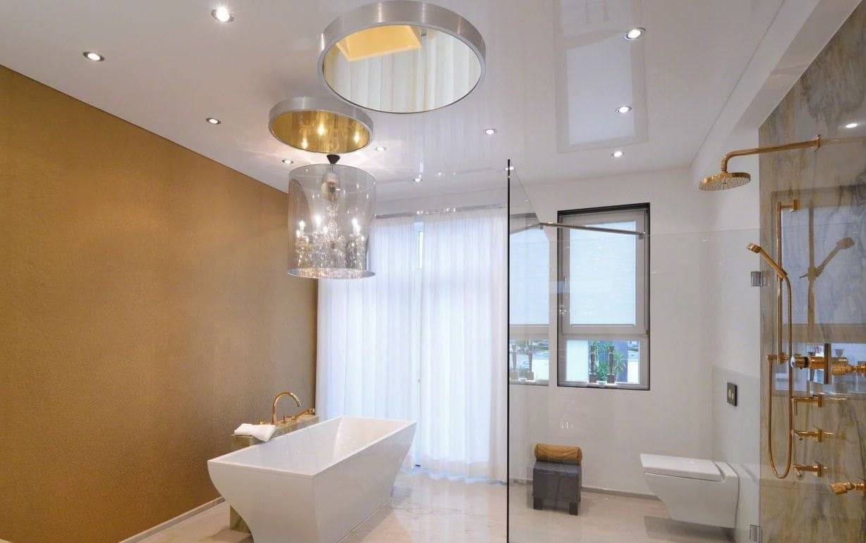 Отделка потолка в ванной: 10 самых популярных решений
