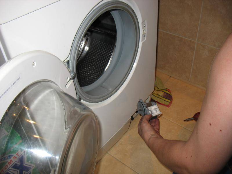 Из-за чего стиральная машина может плохо сливать воду