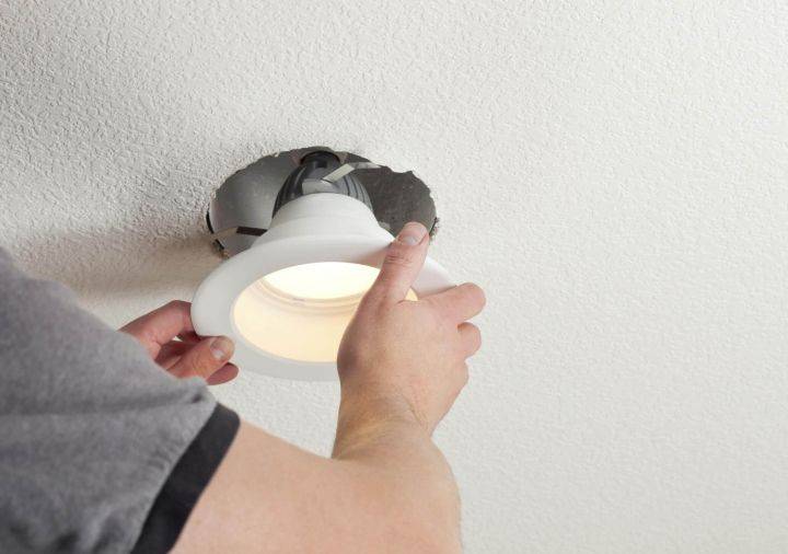Как правильно установить светильники в натяжной потолок