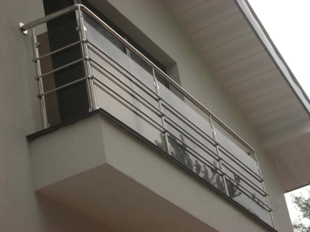 Особенности стеклянных ограждений для балкона