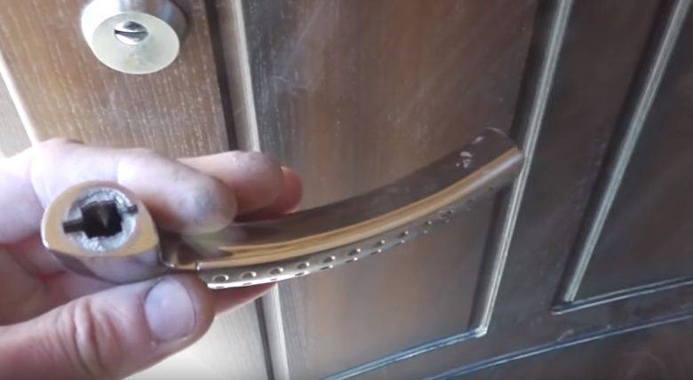 Сломалась ручка на входной двери как починить: ремонт дверных межкомнатных, сделать видео и отремонтировать сломалась ручка на входной двери: 5 способов, как починить – дизайн интерьера и ремонт квартиры своими руками