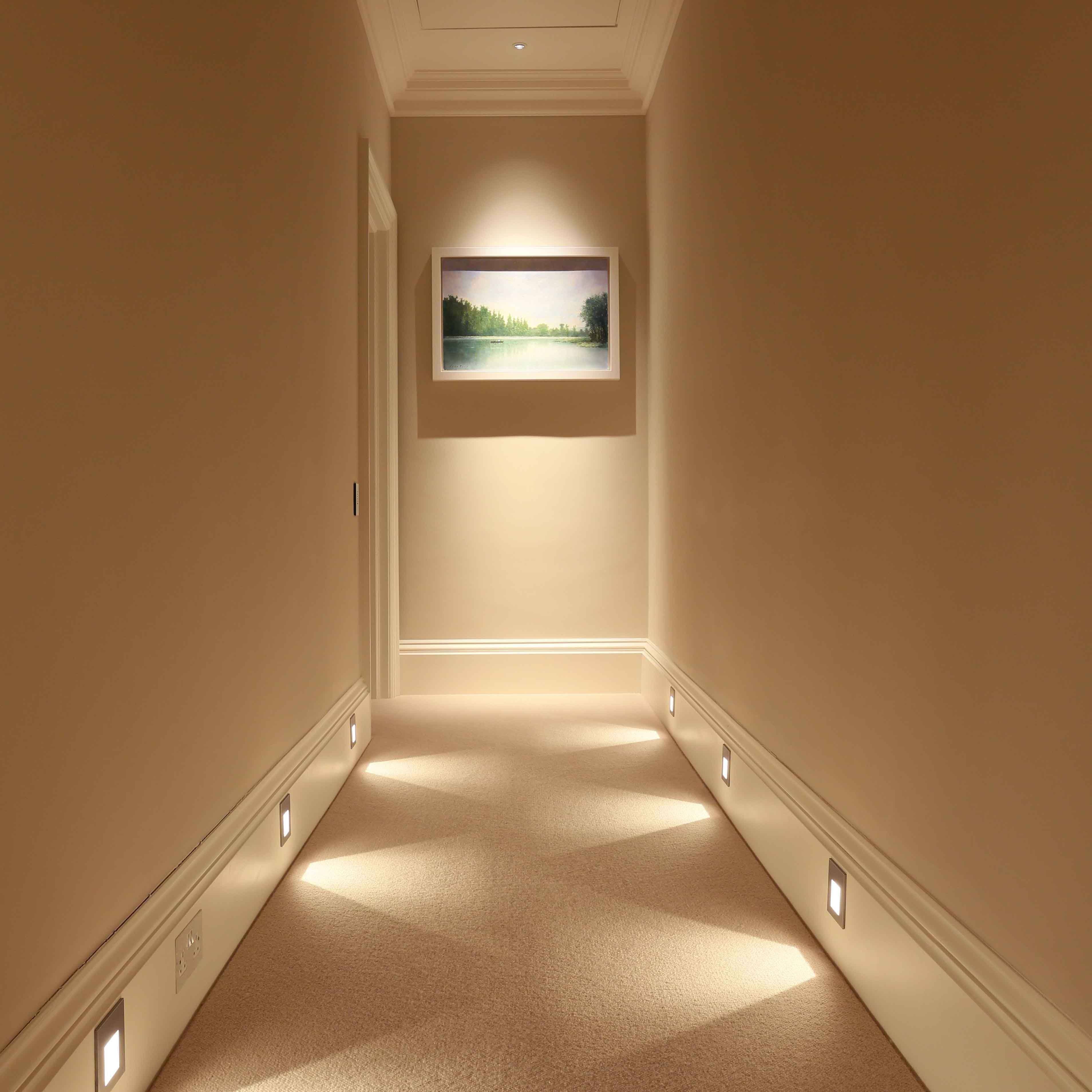 Освещенного снизу. Освещение в коридоре. Подсветка в коридоре. Светодиодная подсветка в коридоре. Ночное освещение в коридоре.